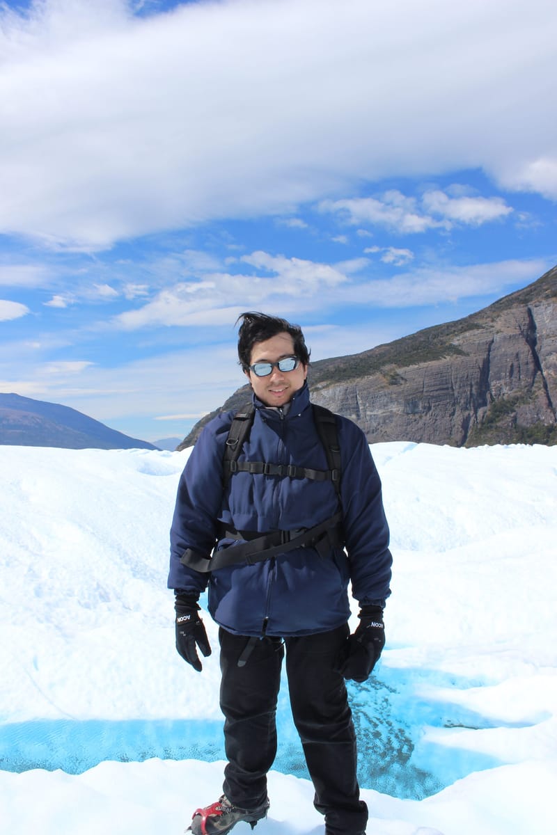 Gustavo Hernán Dohara caminando sobre un glaciar